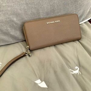 Michael Kors - Continental Big Wallet with Wristlet